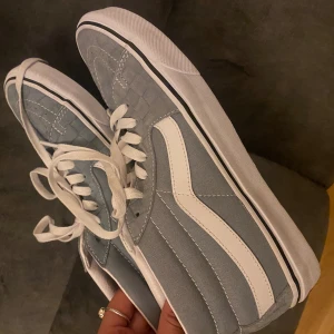 Snygga Vans!  - Helt nya Vans i sååå snygg gråblå färg men tyvärr fel storlek så därav säljer jag. De är i storlek US 9 W’S 10.5 vilket motsvarar 42/43 typ. Skriv för frågor eller fler bilder! 😇 