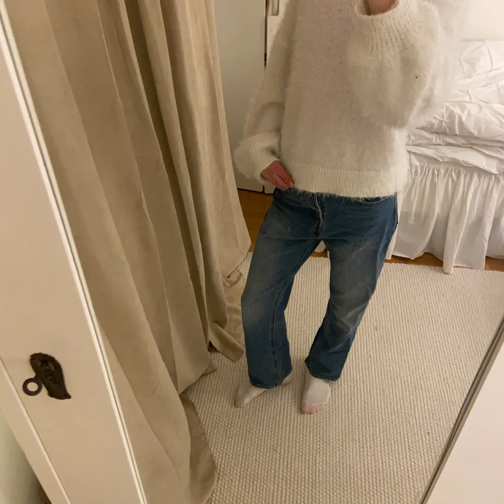 Använda ca 2 gånger, fint skick Passar mig som är 165 cm lång Skriv för fler bilder😊. Jeans & Byxor.