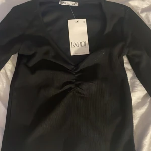 Svart törja som är v ringad  - Helt ny orörd, köpt i Tyskland från någon butik,ribbat material 