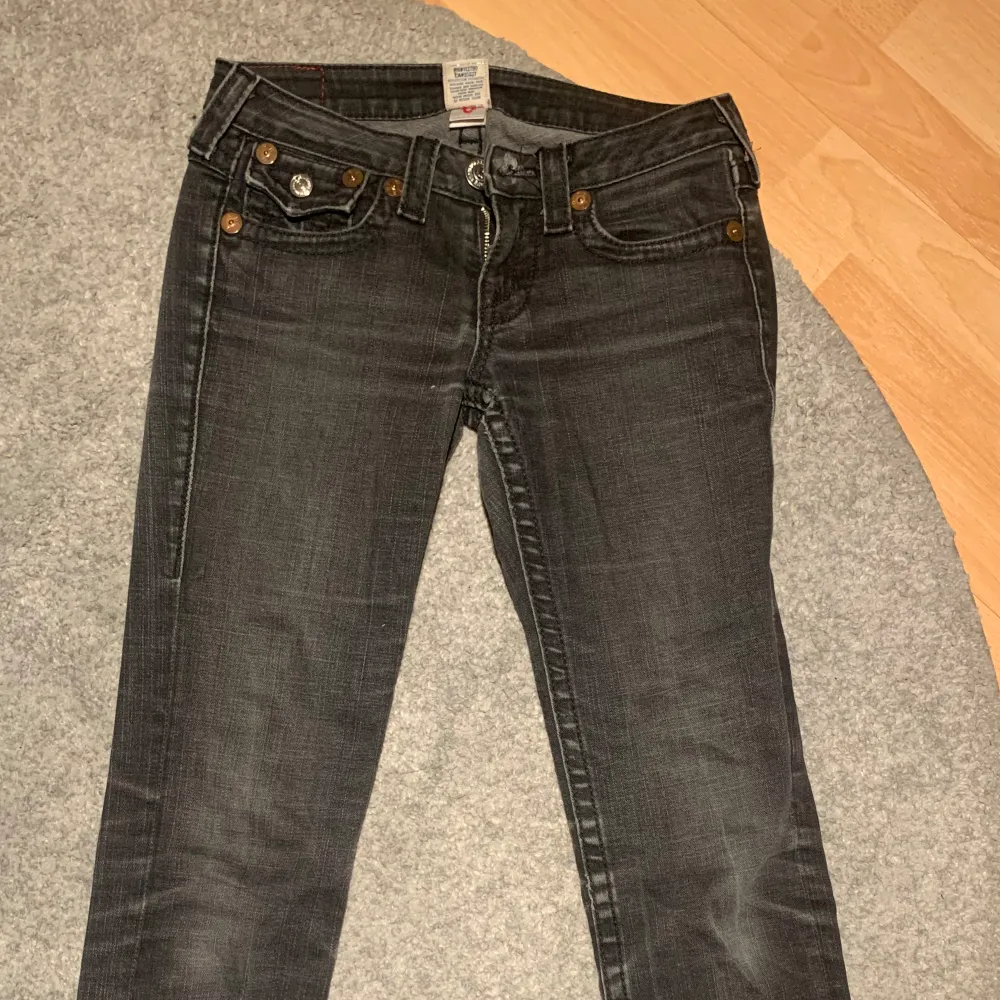 Gråa lowrise bootcut true religion jeans i storlek w27, väldigt bra skick! Inga hål, fläckar osv. Köpte de här på plick men de va för små, så har inte använt dom💕 midjemåttet är ungefär 40cm Pris kan diskuteras!. Jeans & Byxor.