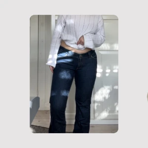 lågmidjade jeans - suuupersnygga lågmidjade jeans. köpta på vinted men säljer för de är inte min stil. dem har glittriga paljetter på bakfickorna och sitter perfekt!🩷 jag är 152 och längden är bra på mig, men tror att om man är över 155 kan det bli svårt. skickar mått!