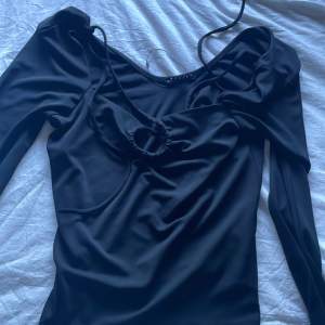 En svart tröja som är lite u ringad och band, aldirg använt helt ny. Från en butik i Tyskland passar storlek s-m
