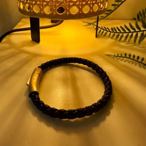 John Henric armband - Storlek 20cm. Aldrig använd eftersom den var förstor och fick den i födelsedagspresent. Skick 10/10 Nypris 400kr