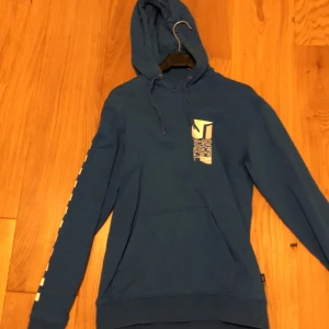 Vans hoodie  - Bra skick, har inte andvänts på länge. S men passar M.(kan sänka pris)