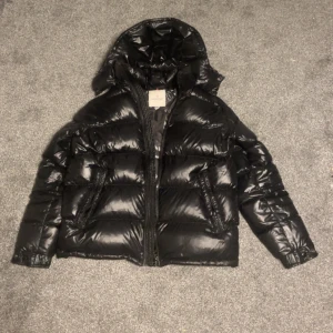 Moncler maya - Säljer nu en riktigt fräsch Moncler maya 2021, Storlek 4! Självklart äkta🙌 Mer bilder kan fås vid intresse, tveka inte att höra av dig🙏