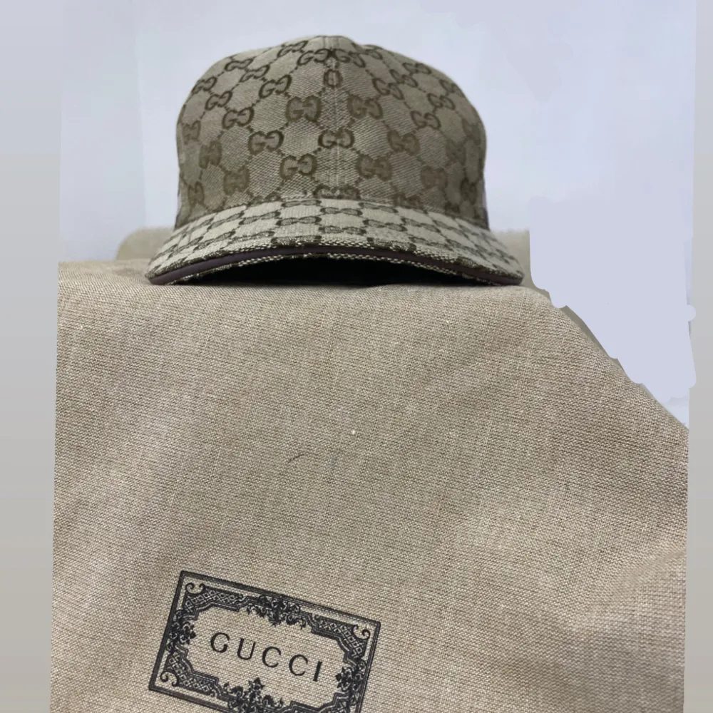 Unik Gucci keps som du inte fyndar någon annanstans      Väldigt sällsyn samt unik till dig som vill sticka ut från alla andra Gucci kepsar aldrig andvänd sprillans ny fraktas med grattis leverns  Pris går ner vid snabbhandel. Accessoarer.