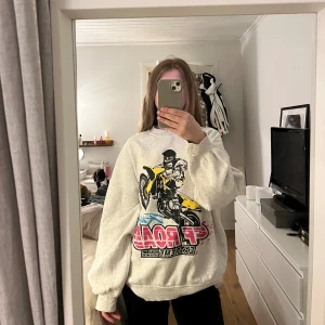 Sweatshirt  - Säljer pågrund av att jag inte använder den längre utan att den bara ligge roch tar plats i garderoben. Fint skick och nypris var runt 200kr