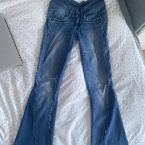 G star jeans  - Ett par g-star jeans i gott skick, köpta second hand i storlek 24/32. Har sytt om de till bootcut. Midjemåttet är 35 cm (tvärs över) och innerbenslängden är ca 80 cm, skriv för fler frågor! 💞