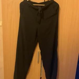 Stretchiga kostymbyxor! - Jättefina kostymbyxor som är baggy!😚passar någon runt 160cm