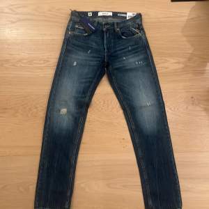Säljer dessa sjukt feta replay jeans i storleken W28 L30 som sitter slim. Helt nya med tags. 