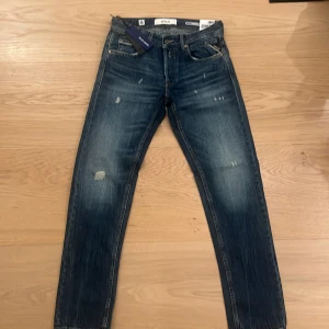 Replay jeans - Säljer dessa sjukt feta replay jeans i storleken W28 L30 som sitter slim. Helt nya med tags. 