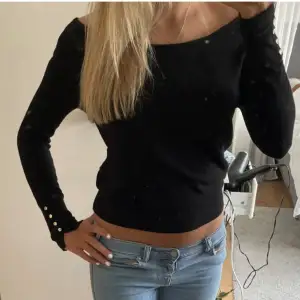 Säljer denna off shoulder toppen som egentligen är en vanlig tröja från Zara !! Den är ny och har aldrig använts !! Säljer billigt 😇😇