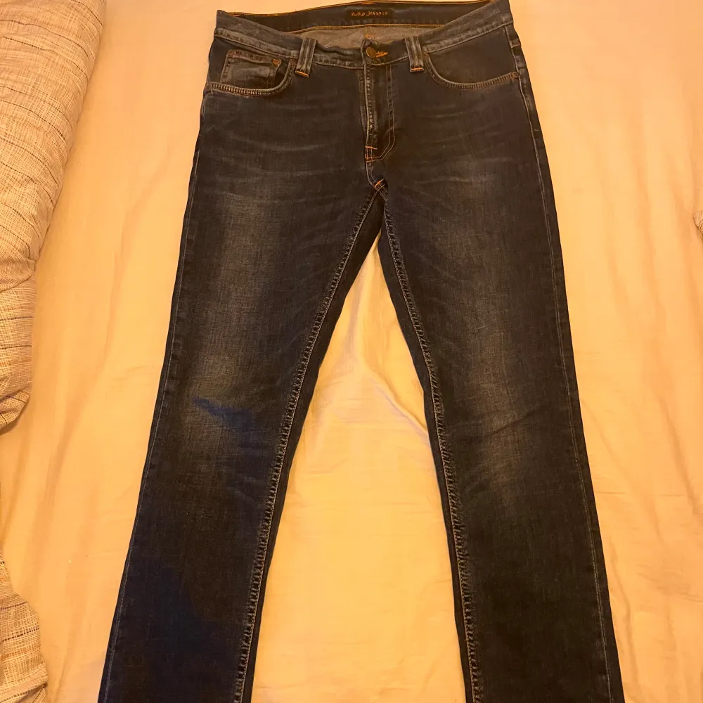 Säljer nu mina Nudie jeans i storlek 31/32. Finns inga tecken på andvändning endast andvända 2 gånger. Inga alls defekter på byxorna.. Jeans & Byxor.