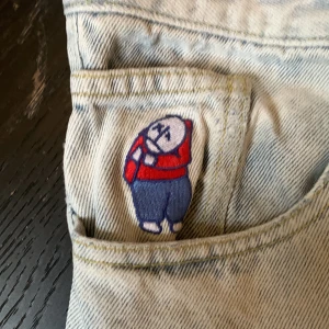 Vita BIG BOYS jeans  - Jag säljer ett par snygga BIG BOYS byxor till ett bra pris. Det är stolek XS. Det är lite skadade lägst ner men annars är det riktigt bra och har mycket kvar att ge.