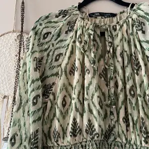 Säljer den finaste klänningen ifårn zara!!💞💞Endast använd 2 gånger!! Gått som ny! Såå fin sommar klänning 