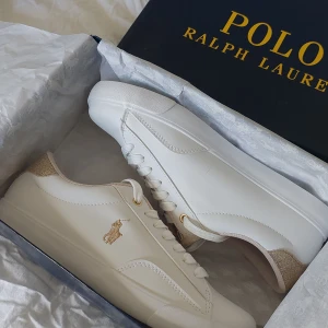 Ralph Lauren skor - Vill gärna byta mot likadana fast i  storlek 37 om nån har. Men annars kan jag sälja, skriv vad ni vill betala. De är helt nya och oandvända🩷