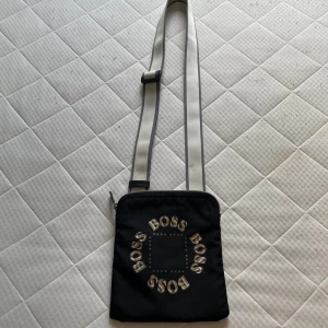 Hugo boss väska - Bra skick används ej därför säljer jag den