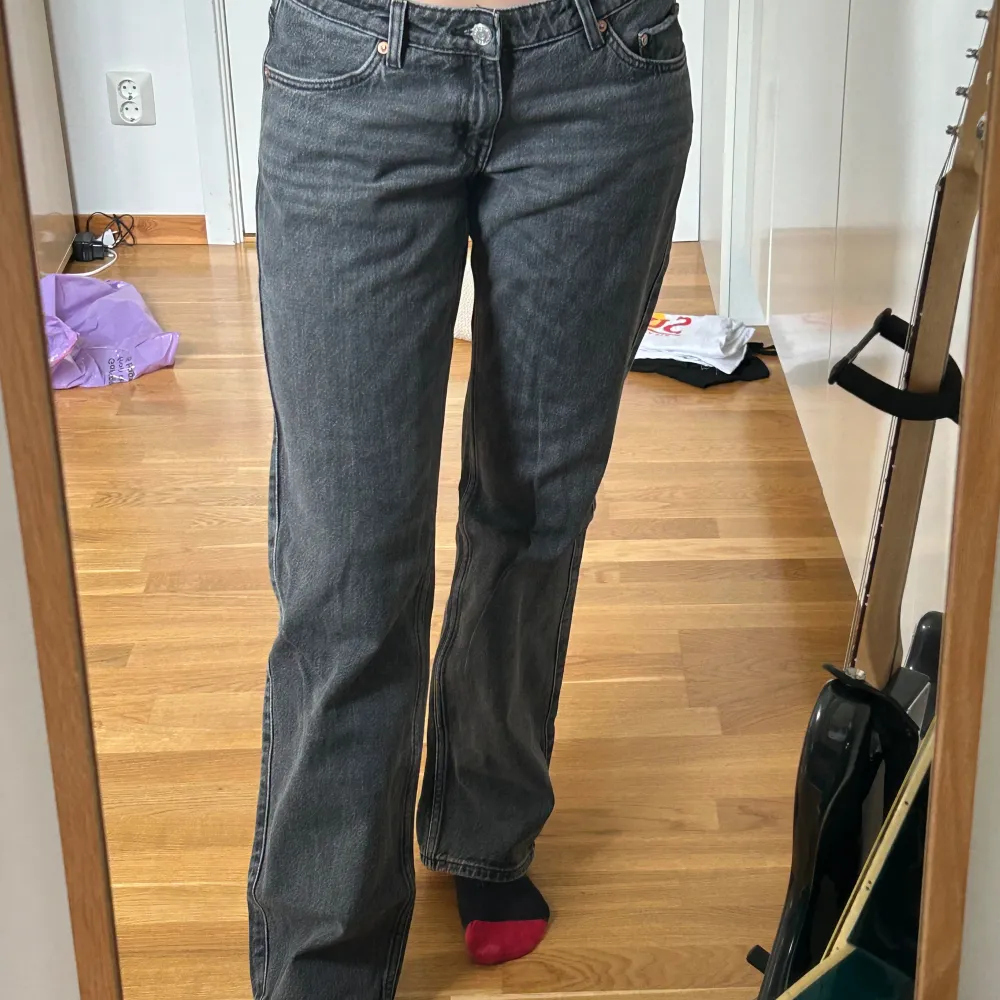 Lågmidjade weekday jeans 👖 Säljer då jag inte använder längre. . Jeans & Byxor.