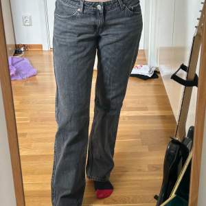 Lågmidjade weekday jeans 👖 Säljer då jag inte använder längre. 