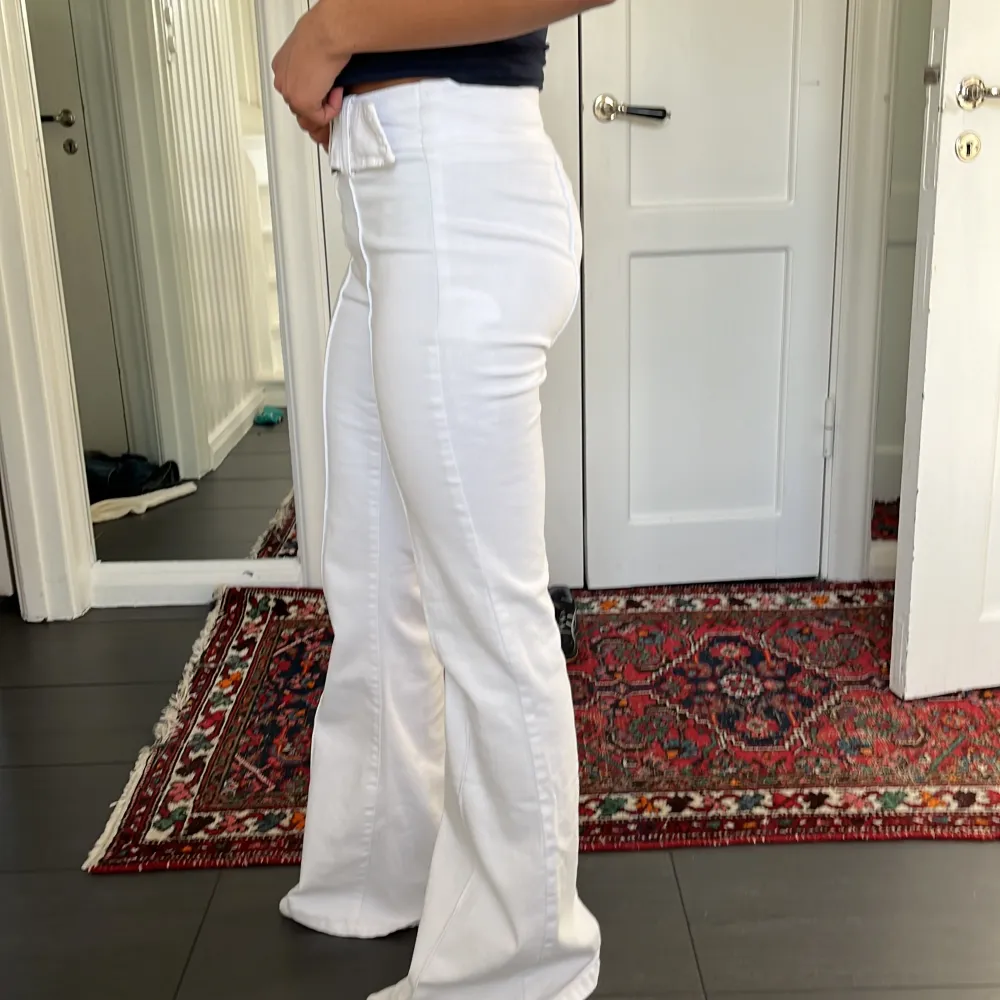 Säljer super fina vita jeans som är låg midjade.  De har inte kommit till användning längre. Inga fickor fram eller bak. De är i storlek XXS i vanliga fall men passar för XS och möjligtvis S. Pris kan diskuteras.. Jeans & Byxor.