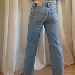 Jeans - Bra skick, lite slitet längst ner på jeansen, skulle säga att de är midwaist/lowwaist och tror de är i petite modellen, skriv om du är intresserad eller för mått💗