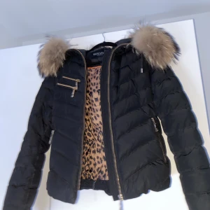 HOLLIES JACKA - Hej! Säljer min Hollies jacka då den blivit lite för liten för mig inga skador på jackan men lite skitig men går absolut att tvätta bort. Jackan är i storlek 34 men skulle säga att den passar både S och XS. Hör gärna av dig. Priset är inte satt i sten!❤️