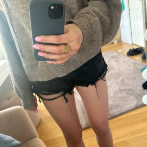 Svarta Zara shorts - Suppersnygga Zara shorts, säljer då de inte används. Använda fåtal gånger så därför i nyskick och inga defekter. Köparen står för frakt, pris kan diskuteras!