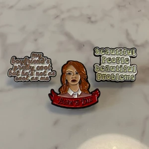 Lana Del Rey - Pins | Badges - Jätte snygga Lana Del Rey pins! Materialet är gjort av metall så kvaliten är sjukt bra! 35kr/st eller 100kr för alla! Skriv gärna om du har frågor <3 :)