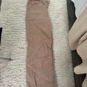 Jeans - Storleken på byxorna är i M. Bruna i färgen och är ribbad. Aldrig använt dem. 