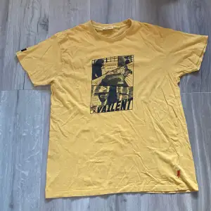 Lite längre T-shirt, med tryck. *står size Xl passar som L 