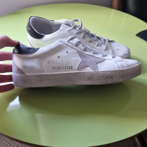 Golden goose - Tjena säljer dessa sjukt snygga och eftertraktade golden goose i helt nytt skick. Använda max 3 gånger. Nypris cirka 5000 kr och mitt pris endast 2999 kr! Box och annat följer även med. Tar även byten😁  Hör av er om ni har några frågor.