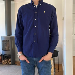 Ralph Lauren skjorta - Snygg mörk blå Ralph lauren skjorta i 9/10 skick Nypris 1600kr men säljer för 350kr Modellen är storlek L men passar mer M Pris kan diskuteras vid snabb affär 