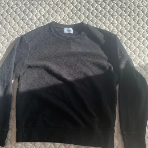 Dondup crew neck  - Unik dondup tröja använd fåtal gånger. Inga defekter på tröjan väldigt bra skick. Storlek M men passar även S. 