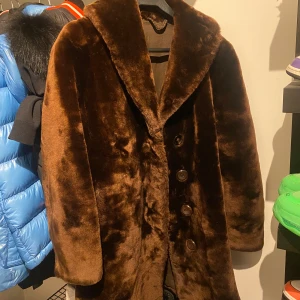 Jacka - Fin tjock och varm mörkbrun jacka, osäker på storlek men passar S-L skulle jag säga💛