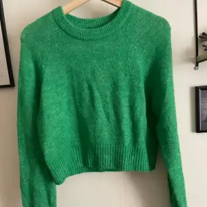 Grön stickad tröja från Carin Wester i storlek XXS, men har passat bra på mig som brukar ha storlek S då den är väldigt stretchigt och inte tight i modellen. Den är croppad i modellen. 
