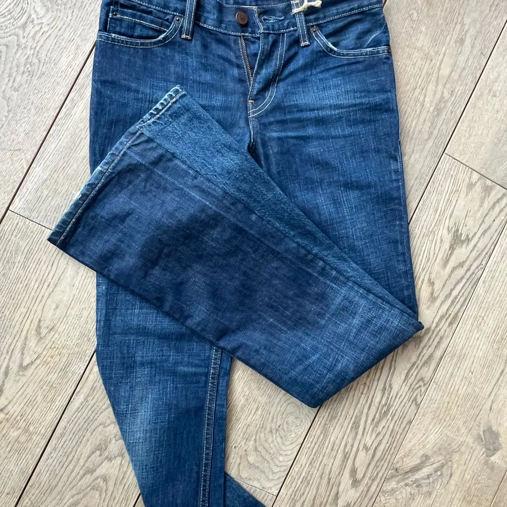 Såååå low Rise och snygga jeans från Levis. De är vintage och väldigt eftertraktade🤎. Jeans & Byxor.