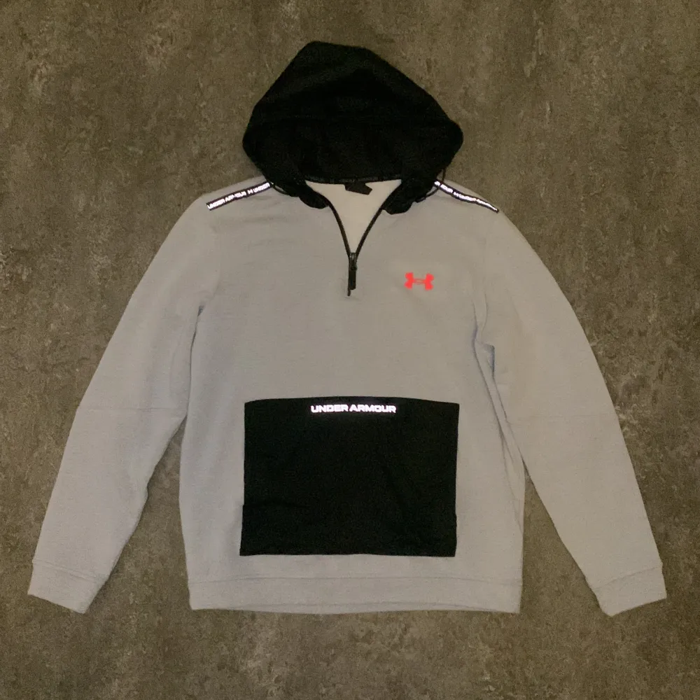 Under armour hoodie i fint skick :) 9,5/10 Storlek M Reflexer finns på tröjan!!! Pris 400kr Möts i Västerås, Fraktar över hela Sverige (PostNord) Hör av er för mer info /// MARES . Hoodies.