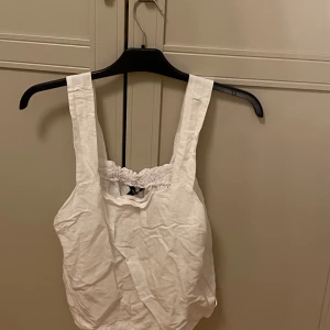 Linne - Super fint vitt linne från Kappahl. Tyget är i linne. Den har även en ”resår” i ryggen. Linnet är i bra skick🤍.
