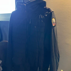 Parajumpers cardigan  - Säljer åt min lillebror Jättefint skick, som nypris kostar runt 3 700kr. Äkta, finns QR-kod.