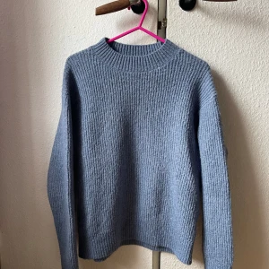 Blå stickad tröja  - Superfin stickad tröja i en otrolig blå färg. Inte kommit till så mycket användning därav säljer jag den. 