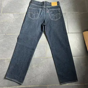 Mörkblå loose fit levis jeans. Helt orörda, perfekt skick. Används inte vilket är varför jag säljer. Originalpris på 1000kr, ute efter en snabb affär.