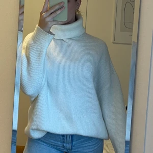 Vit tröja - Vit turtleneck som är jättegosig🤍den är längre i modellen