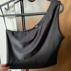 Topp - En armad topp från bikbok, perfekt till fest🎉