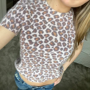 Chasmire kortärmad leopard  - Skit snygg chamsire leopard kort ärmad. Nästan ny! Super skön med inga fläckar eller defekter!! Passar till allt och super snygg. Säljer då jag har för många sådana likande tröjor. 