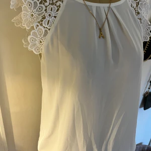 Super söt blus - Säljer denna fina zara blus då den ej kommer till användning längre, mycket fint skick, skriv om frågor eller fler bilder💘