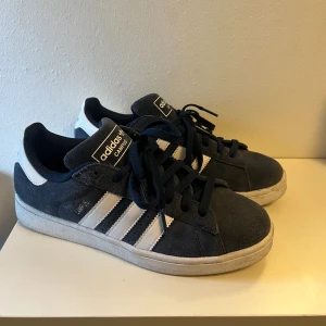 Adidas campus - Säljer mina fina mörkblå adidas campus💙 använda några få gånger och i väldigt fint skick! Säljer då dom tyvärr är lite för stora för mig. Kartong medföljer📦