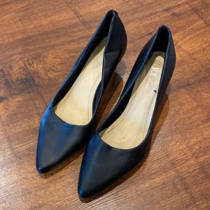 Pumps i strl 39 - Svarta pumps. Använda några få gånger. 