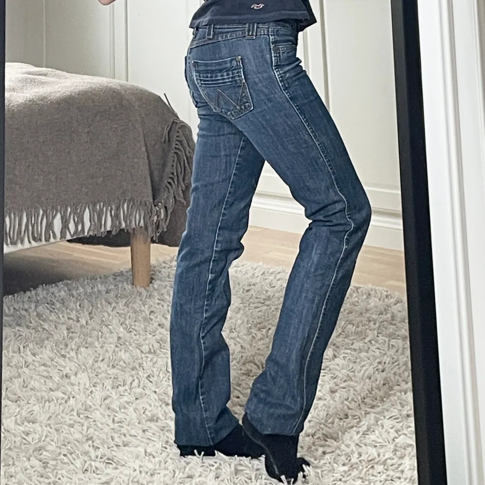 Från Wrangler, passar mig som har xxs/xs i jeans. 37cm i midjemått och 79cm i innerbenslängd. Hör av er för fler bilder eller frågor mm🫶. Jeans & Byxor.