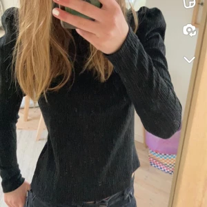 Svart blus  - Svart blus som endast är använd vid ett tillfälle, i nyskick.  (Smutsig spegel, ej tröjan)