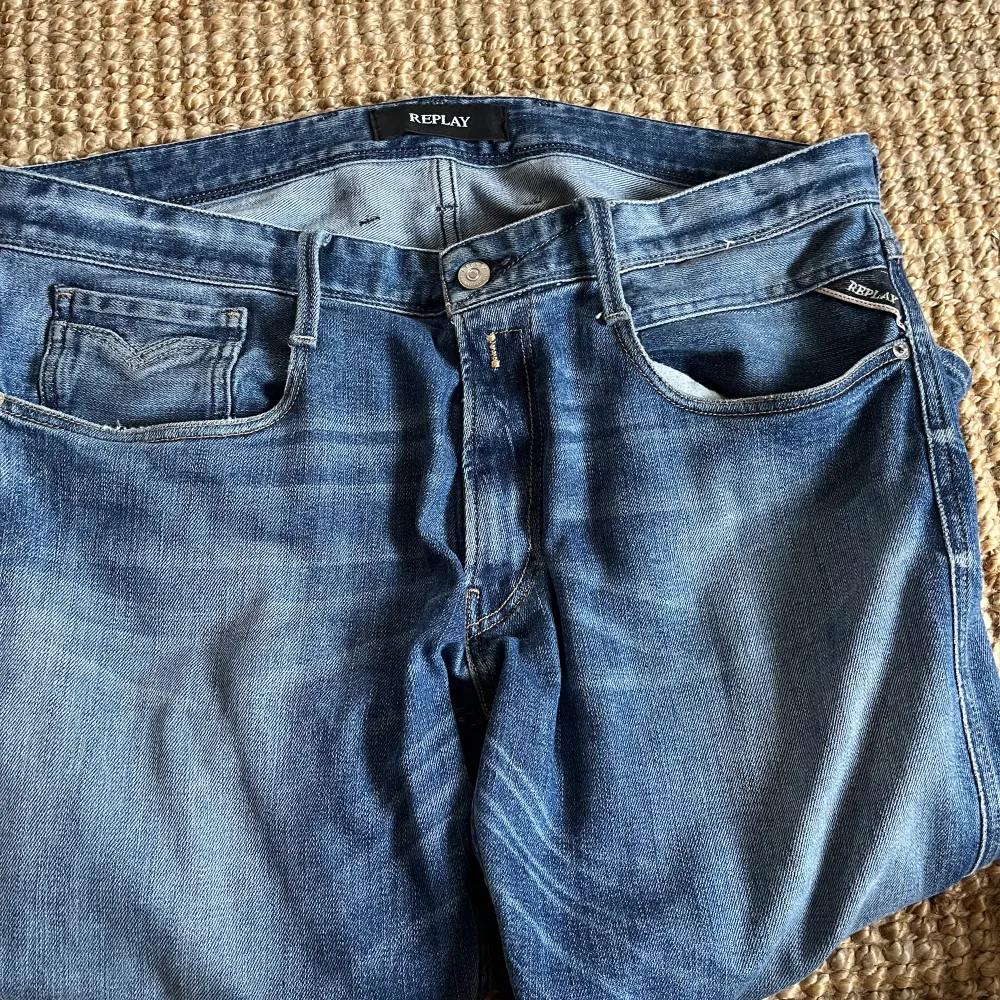 Säljer nu dessa riktigt snygga replay jeans. Sjukt snygg tvätt på dem. Skicket är väldigt fint. Hör av dig vid frågor.. Jeans & Byxor.